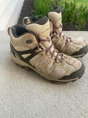 Merrell Waterproof Women’s Hiking Boot /Shoe Size 7.5 Rose Tan Beige Black